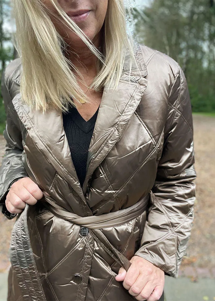 Sure! A more optimized title for this e-commerce product in English, requiring modifiers, could be: Gustav Kika Quilted A-Shape Coat 50308 Jakke with Animal Fur